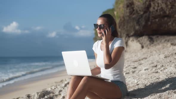 Soek online shopping sunglasses on the beach