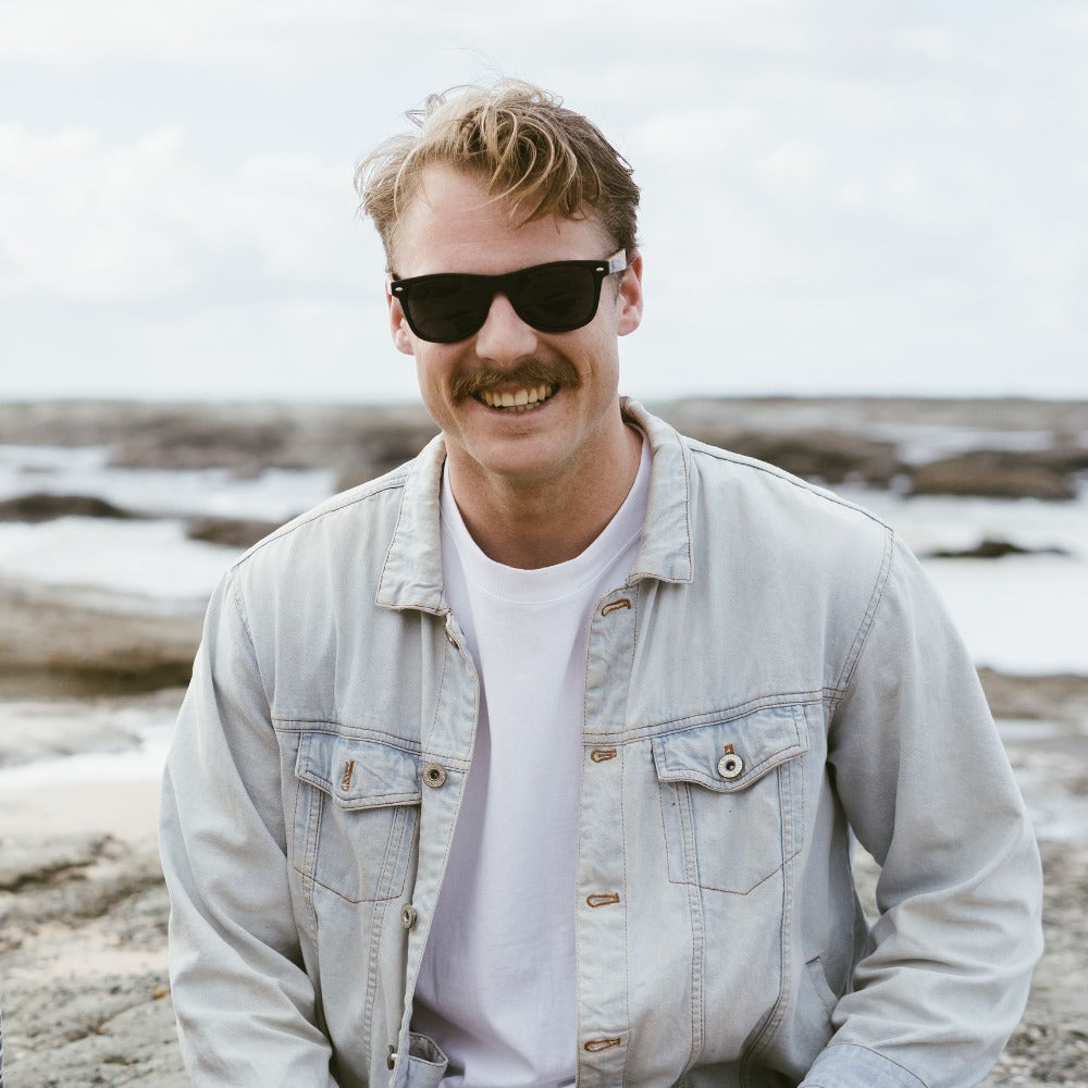 Buy Online Fashion Sustainable BALMORAL - Polarised Wooden Sunglasses with Black frame and Black Lens and Walnut Arms - Adult with Exceptional Comfort - Soek